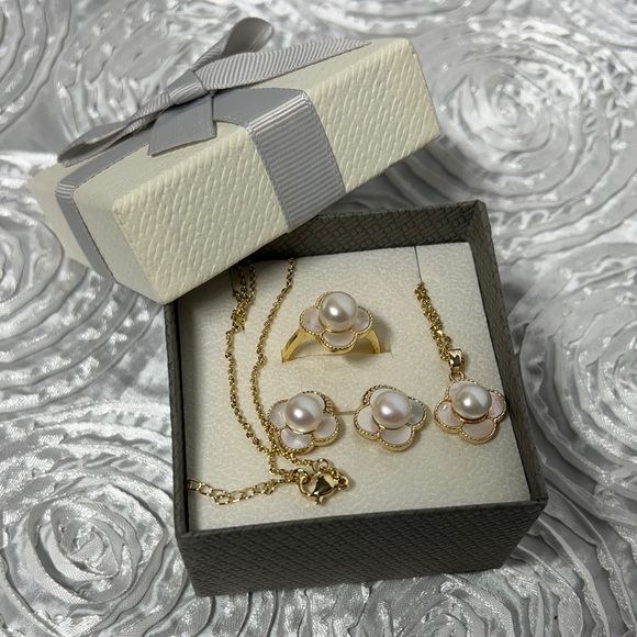 Elegant Gold and Pearl Flower Jewelry Set - Picture 1 of 11